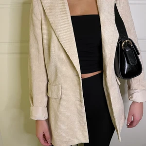 Manchester kavaj - En väldigt oanvänd off white/beige Manchester kavaj i storlek XS, passar även S! Väldigt bra kvalitet! Buda minst 260kr+frakt! 