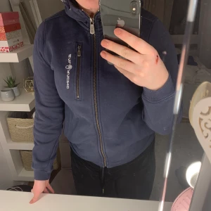 Sail racing kofta Strl S - En kofta som sällan är andvänd och har ett mycket gott skick!✨Den är otroligt skön invändigt och den är varm. Kragen är hög. Det finns två fickor på sidan av magen och en till ficka på vänster bröst med dragkedja. Storlek 160. Sitter som S 