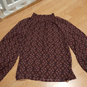 Blus - Denna blus är lite tun men är såååå fint med ett svart linne under. Den är andvänd 1 gång ocj är i väldigt bra skick. Det är ett fint möster på dessutom!😀