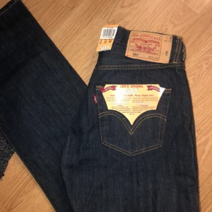 Levi’s 501’s - Endast testade med lappar kvar. Mörk grå/blå färg som syns böst på andra bilden. Köpt i andra hand i topp skick. Skulle haft kvar men de är för stora om jag inte syr in och tänkte kolla här först.
