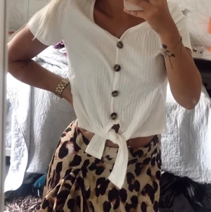 Söt topp🌸 - Supersöt vit topp med knappar, går att knyta längst ner🤩 mycket fint skick!❣️