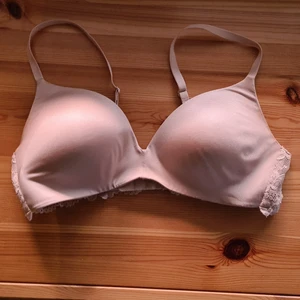 Fin bh med spets  - Fin beige bh med spets, max använd 3gr. Är utan bygel, och det är därför jag säljer den (då jag inte trivs med det). Har swish. Köpare står för frakt.