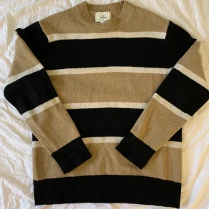 H&M stickad tröja - H&M edition tröja i fin kvalitet. Nypris 1000kr och size S