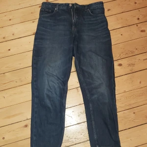 Jeans  - Jeans från monki i modellen taiki. Sparsamt använda och säljer för att dom inte kommer till användning. Jeansen är lite mörkare i verkligheten än vad som är på modellbilden, jeansen är ganska korta på mig som är ca 1,67cm. Buda om de är flera intresserade💕💕