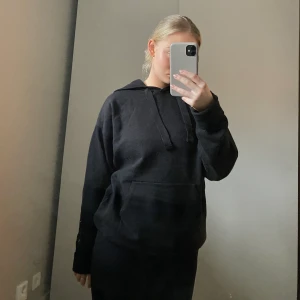 Svart tjocktröja  - Helt vanlig svart tjocktröja. Säljer för att jag har för många svarta tjpcktröjor haha. Skönt material i lite stickat