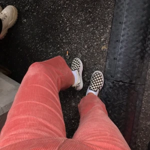 Rosa manchesterbyxor  - Superfina rosa/aprikosa utsvängda manchesterbyxor. Använda ett fåtal gånger. Kan mötas upp i Göteborg eller så står köparen för halva fraktkostnaden 🌟