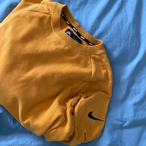 Nike tröja - Snygg tröja ifrån Nike! Väldigt bra skick! Storlek S, den är köpt på herravdelning så storleken är något större än S. 😍💓