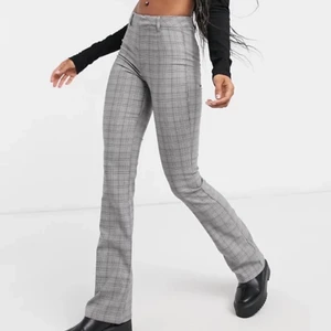 Byxor från bershka! - Säljer dessa superfina utsvängda byxor från bershka. De sitter superfint på och är använda Max 2 gånger!💕💕