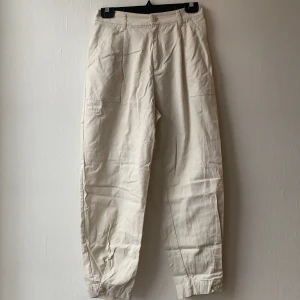 Kago design byxor - Fina byxor som aldrig har används. Ordinare pris 449kr säljes för 79kr +frakt. Storlek 38.