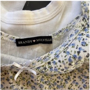 rare brandy melville skylar floral tank top - extremely rare, sold out/ sjukt eftersökt går ej att få tag på längre riktig brandy melville floral scallop lace bow tank top. linnet är i perfekt skick, som ny/perfect condition. retail price är $60+ på depop, buda gärna (rimligt) frakt ligger på 45kr ♡