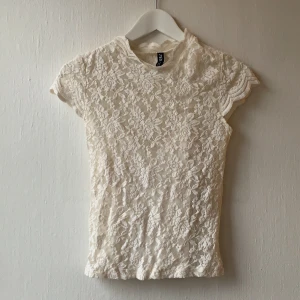 Spetsig tröja - En fin spetsig tröja från Zara. Använd 1 gång. Ordinarepris 159kr säljes för 40kr +frakt. Storlek S