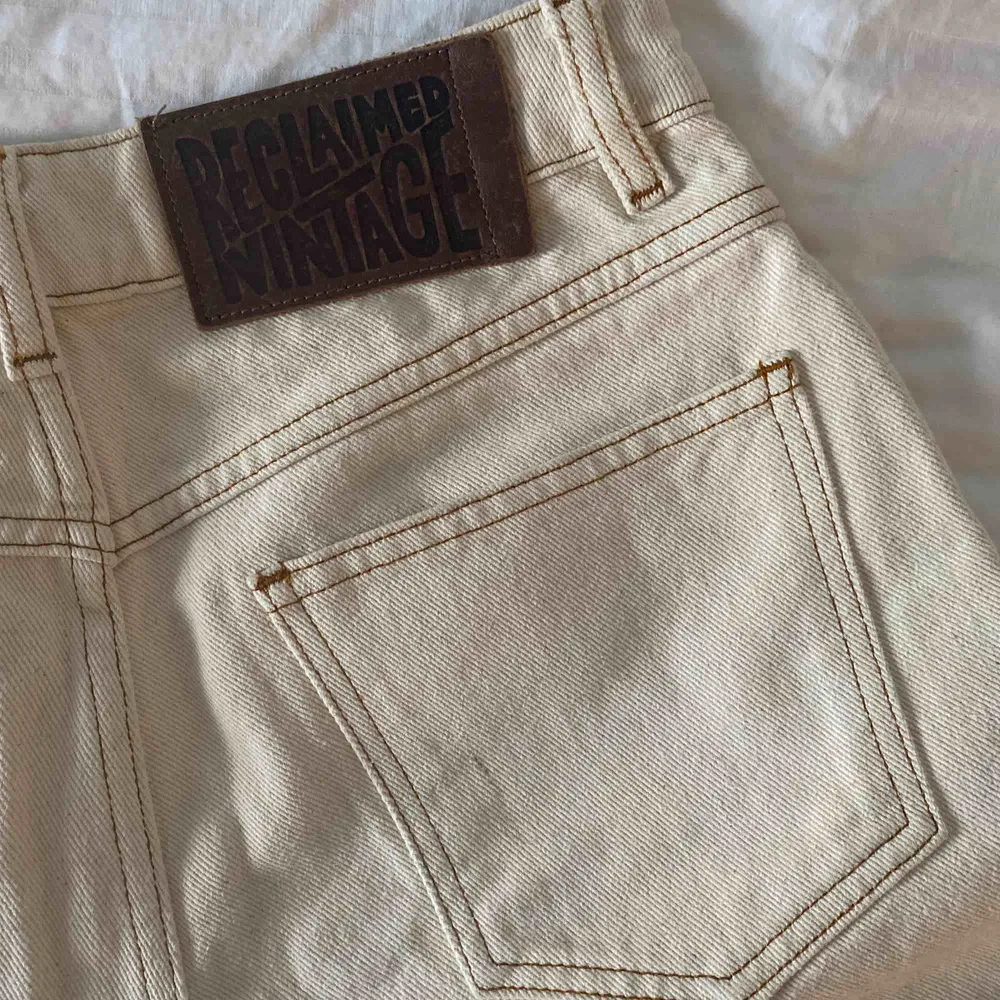 Gräddvita mom jeans från Reclaimed Vintage. Använda fåtal gånger. . Jeans & Byxor.