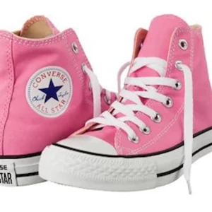 Rosa converse - Rosa converse, storlek 35 men är mer som en 36. Fraktar & möts upp i Helsingborg. Vid frågor hör av dig❤️, säljer även fler Convorse som jag vill få sålt, checka min profil så blir jag super glad❤️