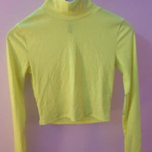 Neon tröja - Neon tröja som verkligen lyser i mörkret! Denna är fraktfri och är i storleken S! 