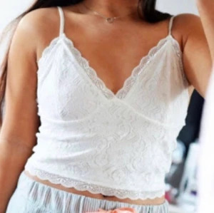 Spetslinne - Säljer även liknande i svart. Kan mötas upp i Jönköping annars tillkommer fraktkostnad. 🖤 (första bilden är lånad)