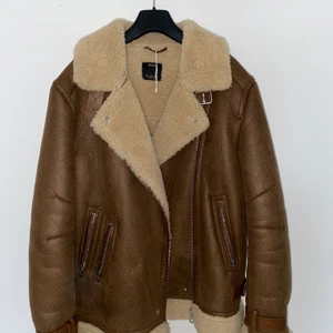 Bershka jacka  - Bershka  jacka i storlek XL från zalando och passar i en oversized passform. Har använt den ett par gånger och är i ett helt nytt skick. Är väldigt tjock och varm.  Ordinarie pris 899kr. Frakten är 50kr