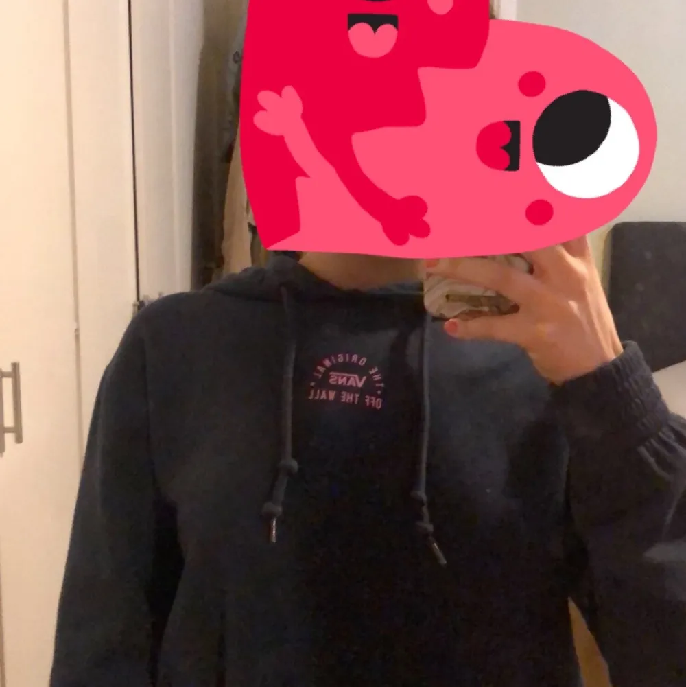 Det här en jätte gosig hoddie i färgen marinblå och lite rosa köpt för ungefär en månad sen och knappt använd köpt på nätet för 500kr sitter jätte bekvämt med skriv för mer bilder eller frågor😊. Hoodies.