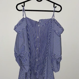 Randig off shoulder  -  En tröja från Nytt skick storlek XL, den är oversize. Denna tröja är ungefär ett år gammal, har använt Den bara en gång.