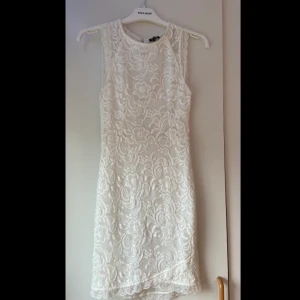 Spetsklänning, Bubbelroom - Spetsklänning från bubbelroom. Använd 3 gånger. Sitter väldigt snyggt och tajt och slutar ovaför knäna. Väldigt bra skick. Köpt 2 år sedan. Säljs pga använder inte den typen av klänning. Str Xs men skulle säga mer en S. Kan frakta men då står köparen för frakten. Skicka privat för fler bilder. Pris kan diskuteras.