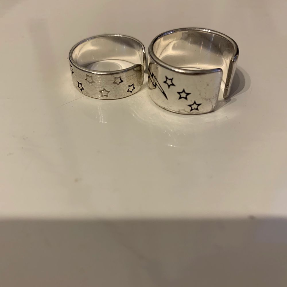 Hej! Säljer dessa supercoola ringar i äkta silver från Buuzted, en smileyring och en stjärnring! ⚡️💕 Som ni ser är stjärnringen lite defekt (detta syns dock inte när man har på sig den eftersom det är på sidan) så därför är priset lite lägre ❤️ buda från 79kr styck eller 149kr för båda! 💕💞. Accessoarer.