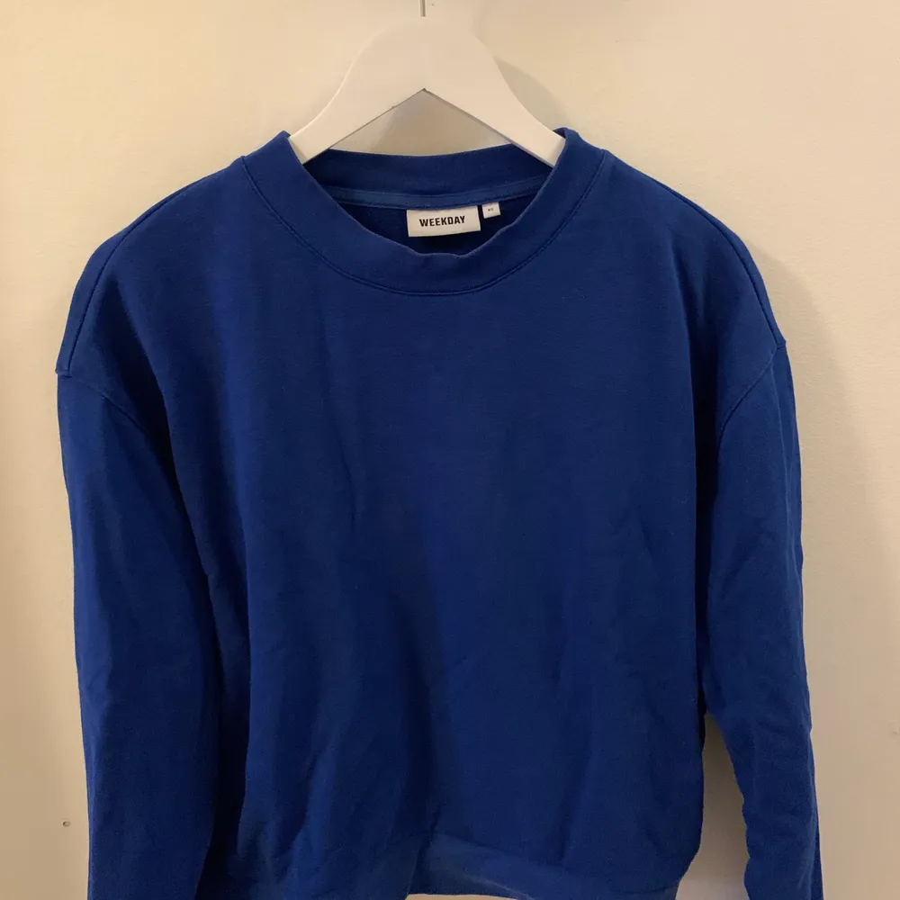 Säljer en mysig sweater från weekday i en superfin blå färg. Tycker tyvärr dock inte att jag passar i färgen därav säljs den. 😛💙fint skick! Storlek XS men den är lite oversize så passar alla från XS-M. 100kr + frakt. . Hoodies.