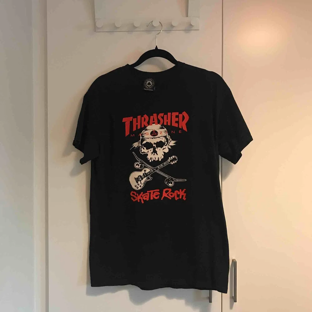 Ovanlig T-shirt från Thrasher. Mycket bra skick. Finns i Stockholm alternativt postar, köpare står för frakt. . T-shirts.