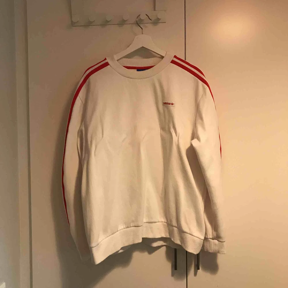 Klassisk Adidas tröja i storleken M. Använd en gång. Finns i Stockholm alternativt postar, köpare står för frakt.. Hoodies.