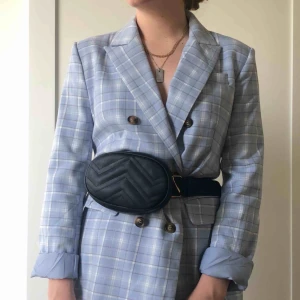  - Asnice magväska köpt för en festival då den är perfekt för sånt - inga lätta stölder då allt är nära liksom. Mer än så behövde jag den ej till