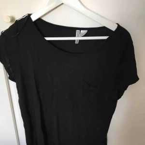  - Svart basic tröja från H&M, möts upp i Uppsala ! 