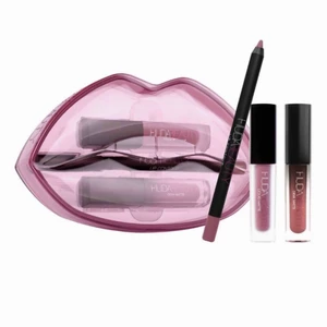  - Säljer äkta Huda beauty lipkit Har kvitto också, endast testad då färgen passade tyvärr inte mig. Färg: Sheikha & Trophy Wife  Ord : smink, huda beauty , läppstift läppena läppglans, märke, lipkit, fest , klänning