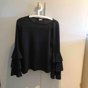  - Svart blus med volangärmar från Ginatricot Priset är inklusive frakt 