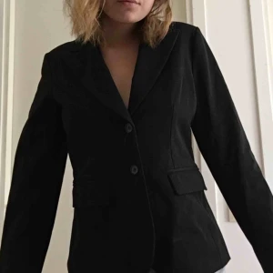  - Snygg svart kavaj. Ganska kort med classy. Enkel att styla upp och ner om en så vill. Fraktar för 55kr eller möter upp i Malmö/Lund