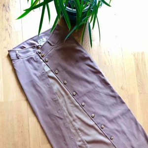  - köpt i Paris för ca 800kr. säljer för att den är för liten. rekommenderas för XS men skulle nog passa bäst på XXS. väldigt bra skick. mocka-liknande material. den riktiga färgen på kjolen är svår att fånga på bild men den är mer brun än beige iallafall