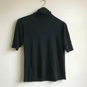 En polo t-shirt från Silkroad  Det är silke så den är väldigt mjuk å go  Knappt använd! 