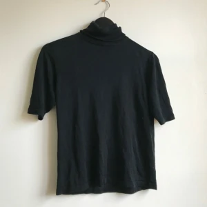  - En polo t-shirt från Silkroad  Det är silke så den är väldigt mjuk å go  Knappt använd! 