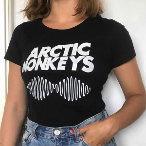  - superfrän artic monkeys tröja!! endast använd ca 2 ggr, bra skick!! står att det är stl M men skulle säga att den är xs-s beroende på hur man vill att den ska sitta, kontakta för mer info eller bilder!!✨💞💕 