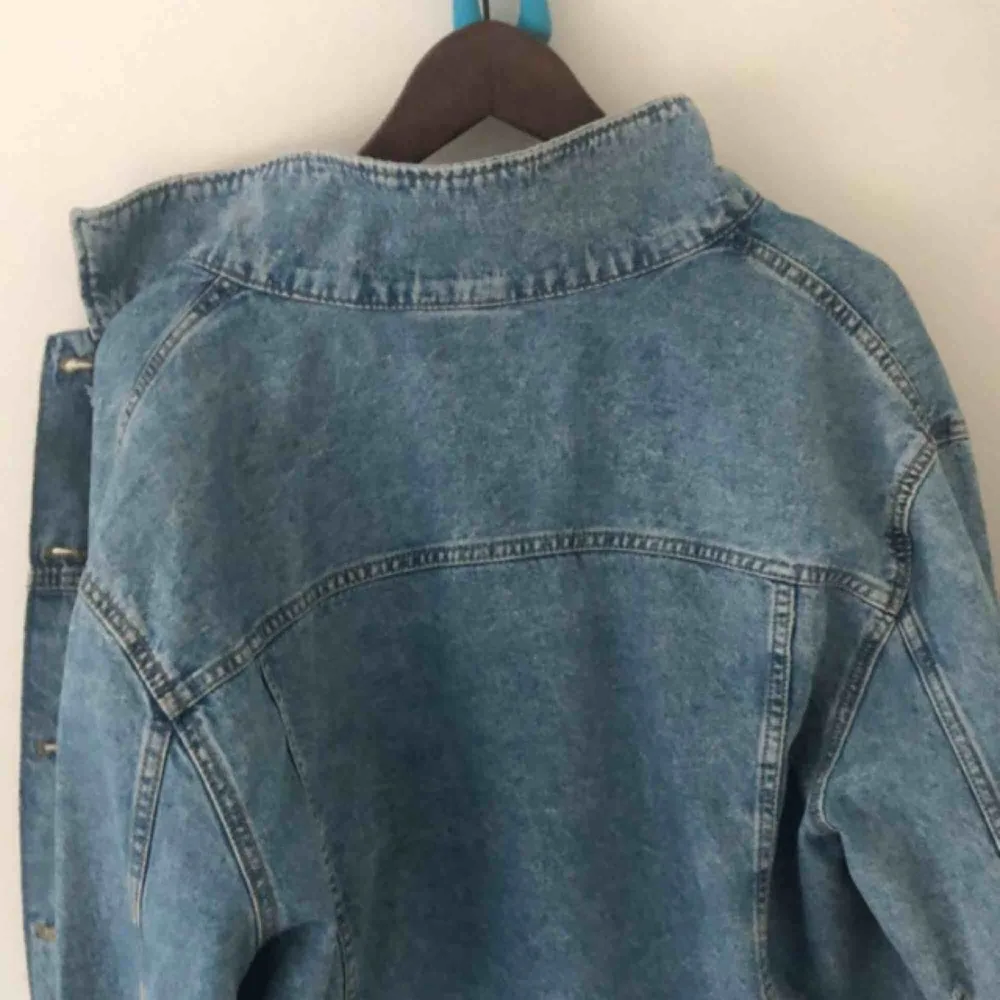 Säljer en Jeansjacka från H&M. Storlek L. Jeansjackan är ljusblå med mörka toner. Jeansjackan är i sliten design. Använd endast en gång och är i perfekt skick. Passar både er med storlek M och L. 200 kr. Jackor.