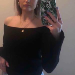  - Svart off shoulder från Bikbok. Köparen står för frakten 💛