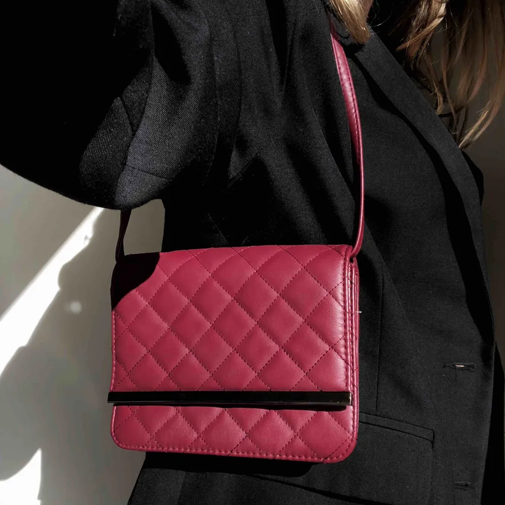 Jättefin röd väska, har vikt banden dubbelt på bilden, så går att ha som både kort och lite längre väska💗. Väskor.
