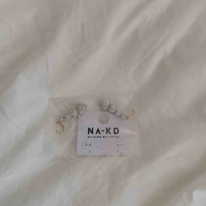  - Ett par fina örhängen från NA-KD. Helt nya.