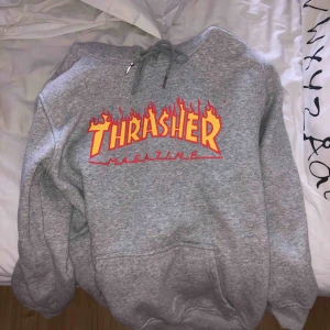  - Grå thrasher hoodie Frakten står du för själv 
