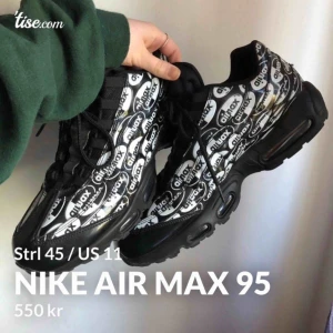  - Trendiga Nike Air Max 95or! Storlek 45 men ”mindre” i storleken.  Cond: 8,5/10 Inköpta i Februari. Nypris ligger på ca 1799-1949 kr beroende på butik, alltså är detta ett riktigt kap! Säljer åt min pojkvän.