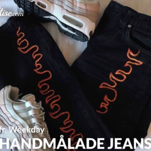  - Säljer nu mina egengjorda handmålade jeans från Weekday! De är målade med textilfärg och går att tvätta i maskin (det har det iallafall gjort för mig) Strl. W25 men passar upp till W26-27-28 Ursprungspriset (innan jag målat de) var 600kr.