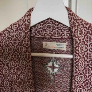  - Rödvin och vit kofta från OddMolly. Mycket fint skick!