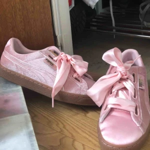  - Puma skor, säljer pga fel storlek 💕 Använda bara en gång!  Frakt inkluderat i priset ! 