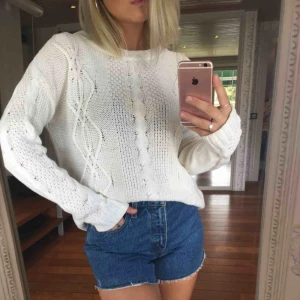  - Vit stickad tröja från H&M. I bra skick, knappt använd. Storlek XS men är lite oversize så skulle säga att den är som en S.  Kan mötas upp i/nära Göteborg. Kan även skickas, då tillkommer fraktkostnad.