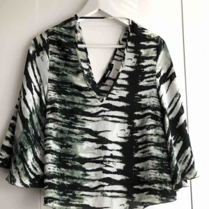  - Fin tunn blus i fin skick!  Frakt tillkommer