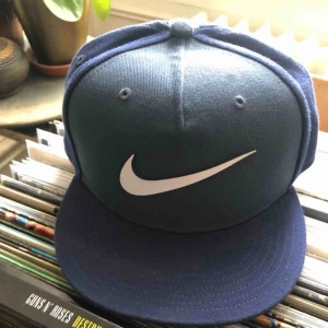  - Nike keps i bra skick. Nike keps i fint skick. One Size. Hämtas i Uppsala eller skickas mot fraktkostnad. One Size 