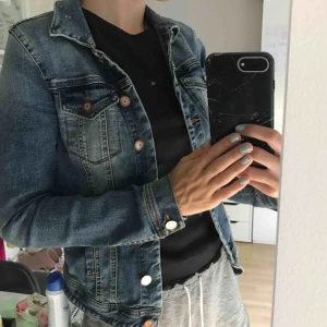  - Tajt jeansjacka från vila strl xs. Frakt 64kr