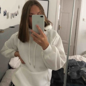  - Säljer en snygg nästan helt oanvänd vit hoodie som jag köpte här på plick, säljer pga att fick en vit hoodie i födelsedagspresent så behöver inte den här då jag köpte den innan jag fyllde år. Köpare står för frakten, kontakta för mer frågor